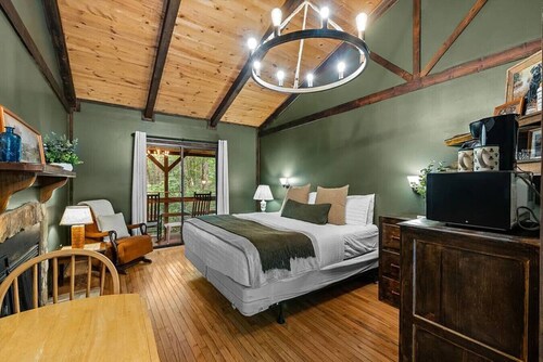 The Lost Compass - Suite #1 - Cozy Cabin Retreat