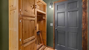 Un armario de madera con varios compartimentos y una puerta oscura.