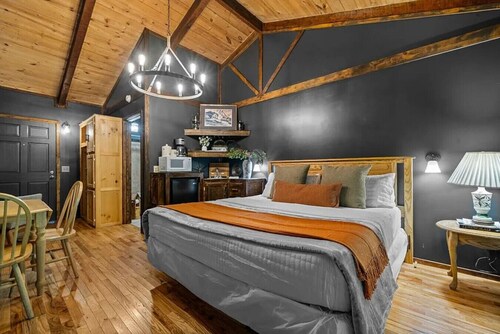 The Lost Compass - Suite #4 - Cozy Cabin Retreat