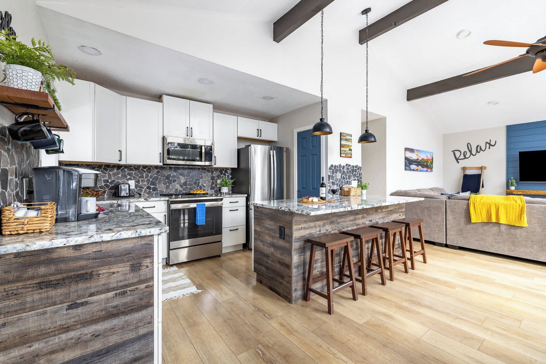 Refrigerador, microondas, horno y parrilla de estufa 