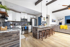 冷蔵庫、電子レンジ、オーブン、コンロ