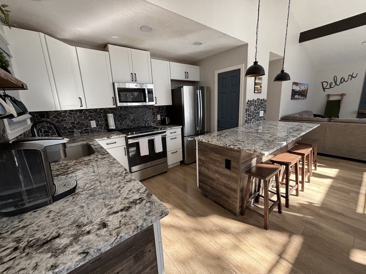 Kjøleskap, mikrobølgeovn, ovn og kokeplater