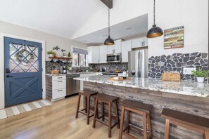 冷蔵庫、電子レンジ、オーブン、コンロ