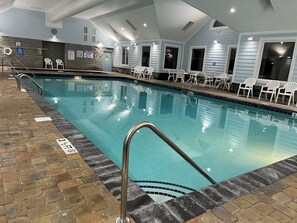 Inomhuspool och utomhuspool
