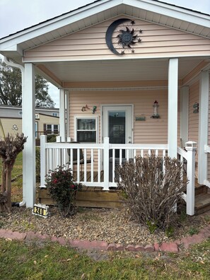 Exterior detail - 3 Bedroom Beach House in Gated Community w/Golf Cart and Private Beach Parking (surfside beach)