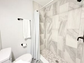 Chuveiro, secador de cabelo, toalhas de banho, sabonete