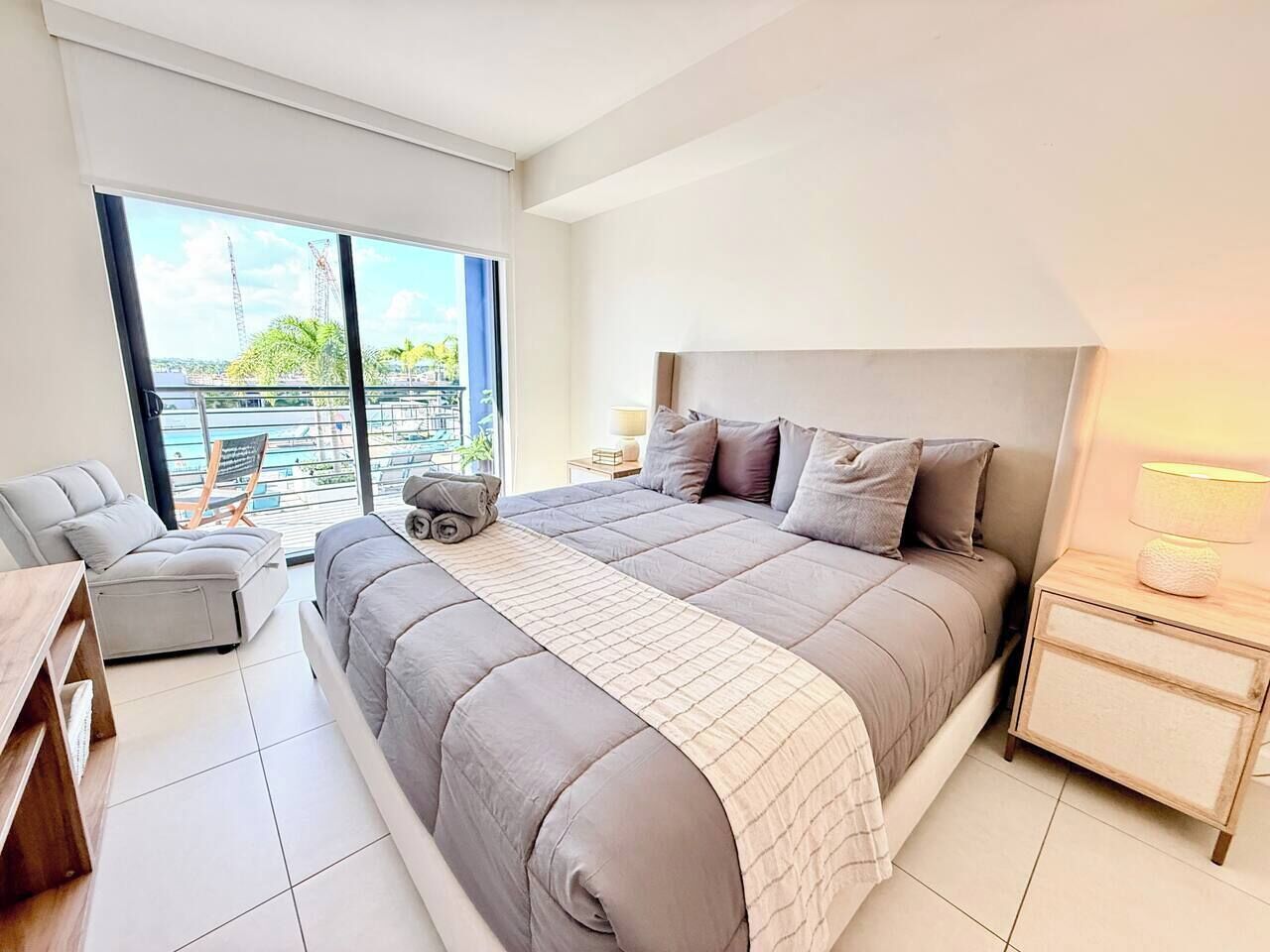 Tabla de planchar con plancha, wifi y ropa de cama 