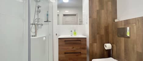 Comfort-Apartment, Balkon | Badezimmer