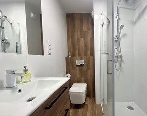 Comfort Apartment, Balcony | Bathroom - Apartamenty Latarników Q4 Apartments (Gdańsk)
