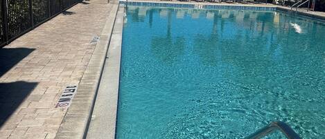 Alberca al aire libre y alberca climatizada