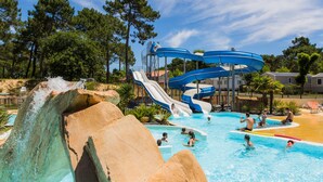 Un parque acuático con varias toboganes y una zona de piscina.