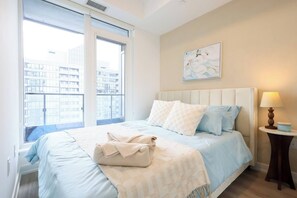 2 bedrooms, iron/ironing board, WiFi, bed sheets - The Calm House | 5 mins Walk to Square One Mall (Mississauga)