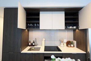 Private kitchen - The Calm House | 5 mins Walk to Square One Mall (Mississauga)