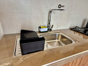 Microondas, horno, placa de cocina y lavavajillas