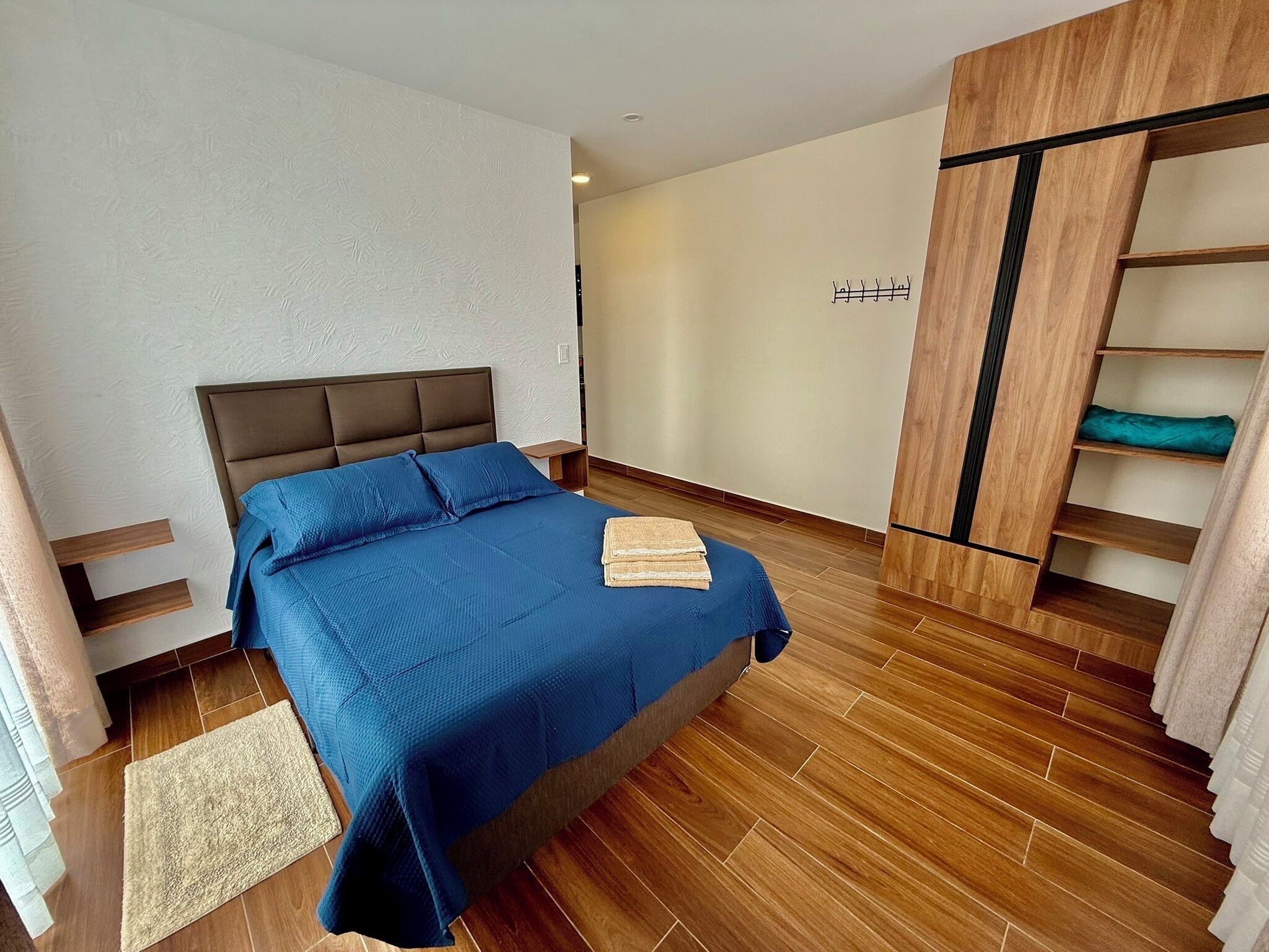 1 habitación, tabla de planchar con plancha, wifi y ropa de cama 