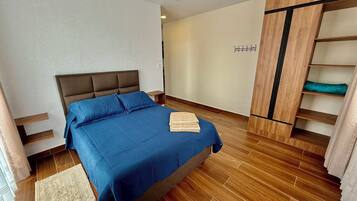 1 habitación, tabla de planchar con plancha, wifi y ropa de cama