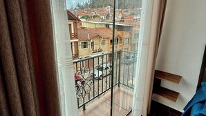 A balcony with a view of a residential area and mountains. - Peaceful Apartment in Sucre, steps from the Downtown (Sucre)