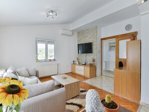 TV, fireplace - Holiday home Marina with pool (Sukošan)