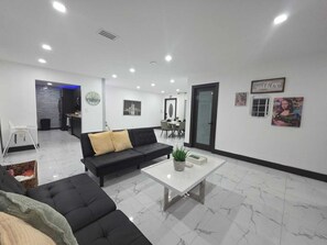 TV - Casa Martina 3BR Private pool. Near Hard Rock Casino & Stadium & Hollywood Beach (Hollywood)