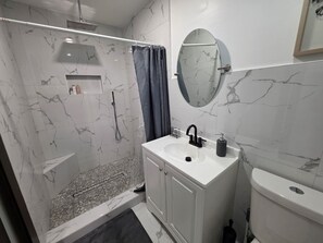 Dusche, Handtücher, Seife, Toilettenpapier
