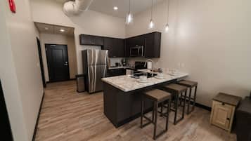 Een koelkast, een magnetron, een oven, een vaatwasser