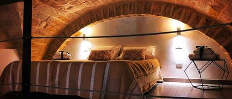 1 dormitorio, tabla de planchar con plancha, wifi y ropa de cama