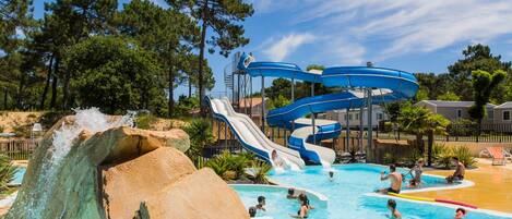 Un parque acuático con varias toboganes y una zona de piscina.