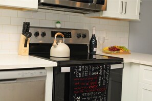 Townhome, Lake View | Private kitchen - 3BR Monroe Lakes Near Legoland & Castle (Monroe)