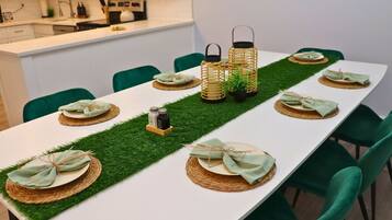 Townhouse, pemandangan danau | Tempat makan