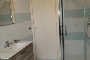 Dusche, Haartrockner, Bidet, Handtücher