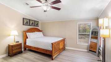 4 soverom, strykejern/-brett, internettilgang og sengetøy