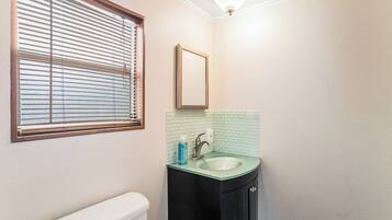 Dusj, håndklær, såpe og toalettpapir