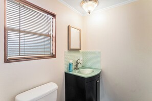 Suihku, pyyhkeet, saippua, vessapaperi