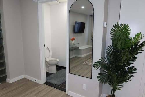 Chic 2BR Retreat in Albany. Cozy, Stylish & Central