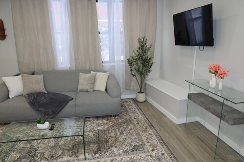 Chic 2BR Retreat in Albany. Cozy, Stylish & Central