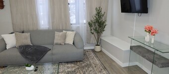 Chic 2BR Retreat in Albany. Cozy, Stylish & Central