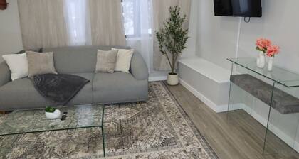 Chic 2BR Retreat in Albany. Cozy, Stylish & Central