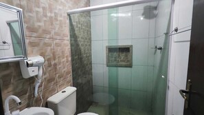 Shower, hair dryer, soap, toilet paper - 3-Bedroom House with Garage and BBQ Area (Casimiro de Abreu)