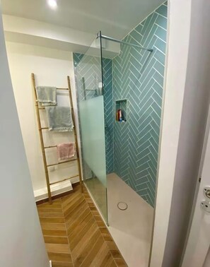 Hair dryer, towels, soap, toilet paper - Mar vivo seaside apartment in La Seyne sur Mer (La Seyne-sur-Mer)