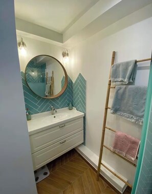 Hair dryer, towels, soap, toilet paper - Mar vivo seaside apartment in La Seyne sur Mer (La Seyne-sur-Mer)