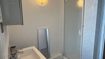 Een douche, een haardroger, handdoeken, zeep