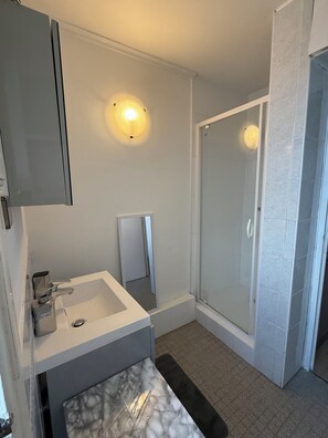 Douche, sèche-cheveux, serviettes fournies, savon