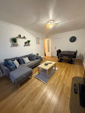 TV, books - Bright and quiet apartment close to the center of Rennes and the train station. (Rennes)