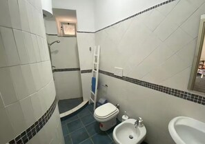 Douche, sèche-cheveux, bidet, savon