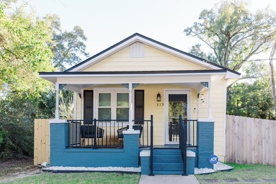Cozy Pensacola Retreat "The Gwendolyn" - Minutes to Downtown & Beach