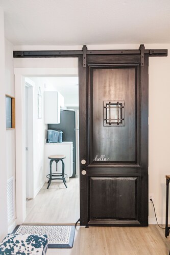 Cozy Pensacola Retreat "The Gwendolyn" - Minutes to Downtown & Beach