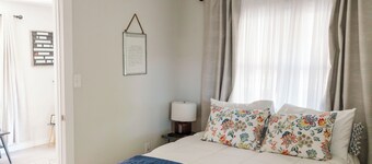 Cozy Pensacola Retreat "The Gwendolyn" - Minutes to Downtown & Beach