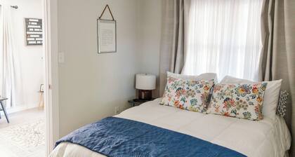 Cozy Pensacola Retreat "The Gwendolyn" - Minutes to Downtown & Beach