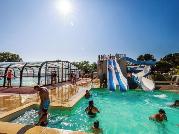 Een binnenzwembad, een verwarmd zwembad