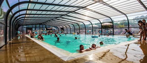 Una piscina techada, una piscina climatizada